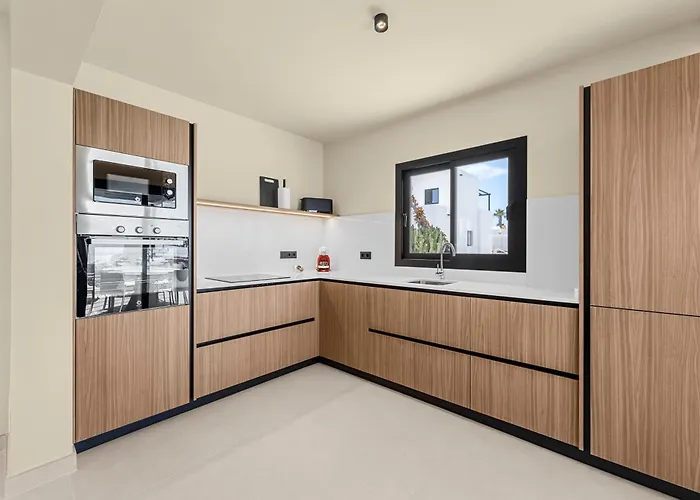 Lanzarote Marina Volcan * بلايا بلانكا